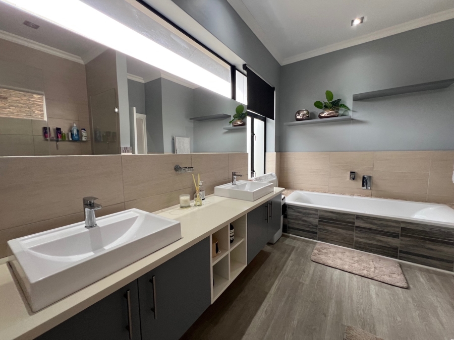 4 Bedroom Property for Sale in Oubaai Western Cape